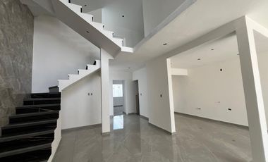 CASA EN VENTA CON ALBERCA, A 5 MIN. DE CENTRAL DE ABASTOS DE CUAUTLA, MOR.