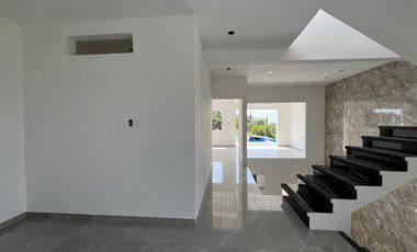 CASA EN VENTA CON ALBERCA, A 5 MIN. DE CENTRAL DE ABASTOS DE CUAUTLA, MOR.