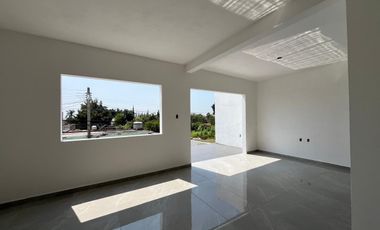 CASA EN VENTA CON ALBERCA, A 5 MIN. DE CENTRAL DE ABASTOS DE CUAUTLA, MOR.