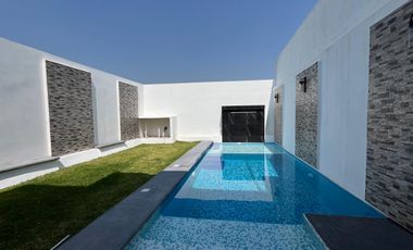 CASA EN VENTA CON ALBERCA, A 5 MIN. DE CENTRAL DE ABASTOS DE CUAUTLA, MOR.