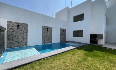 CASA EN VENTA CON ALBERCA, A 5 MIN. DE CENTRAL DE ABASTOS DE CUAUTLA, MOR.