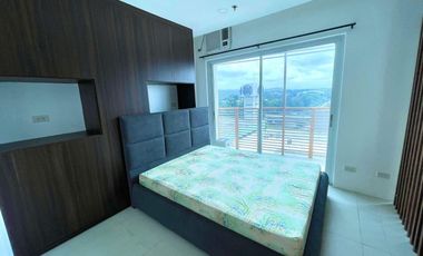 Corner 1 bedroom Unit with walk-in closet/work space for Rent