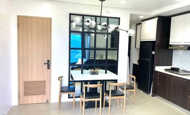 Corner 1 bedroom Unit with walk-in closet/work space for Rent