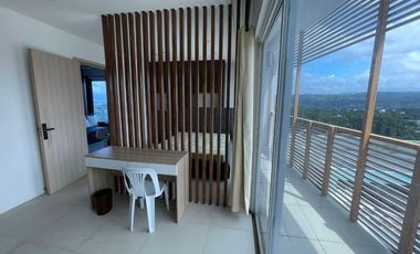 Corner 1 bedroom Unit with walk-in closet/work space for Rent