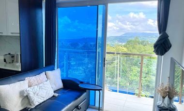Corner 1 bedroom Unit with walk-in closet/work space for Rent