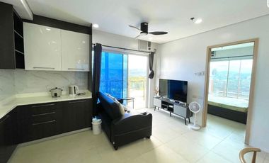 Corner 1 bedroom Unit with walk-in closet/work space for Rent
