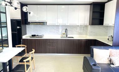 Corner 1 bedroom Unit with walk-in closet/work space for Rent