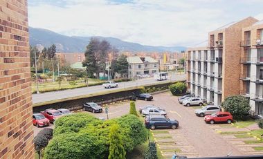 CHIA/ CENTRO EMPRESARIAL  Vendo   oficina 42 metros, espectacular vista, piso 4. Papeles al dia  lA OFICINA TIENE RECEPCION, BAÑO, COCINA, OFICINA CON