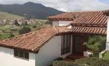 Linda y tranquila casa campestre de un nivel, de 198m2 construida en lote de 1,735m2. 3 habitaciones, todas con baño (el principal con tina) + incluid