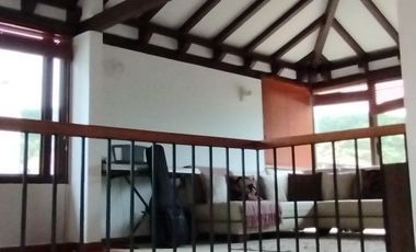 Linda y tranquila casa campestre de un nivel, de 198m2 construida en lote de 1,735m2. 3 habitaciones, todas con baño (el principal con tina) + incluid