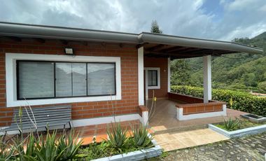 ¡Gran Oportunidad de Casa Finca en Sabaneta, Sector Las Brisas!