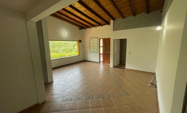 ¡Gran Oportunidad de Casa Finca en Sabaneta, Sector Las Brisas!