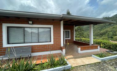 ¡Gran Oportunidad de Casa Finca en Sabaneta, Sector Las Brisas!