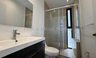 Altos de Juriquilla. RENTA - Departamento, cuarto de servicio y 3 recamaras