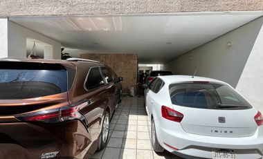 CASA EN VENTA EN JARDINES DEL BOSQUE