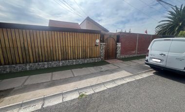 Casa Ampliada en Terreno de 735 m² en Lomas de lo Aguirre, Pudahuel.