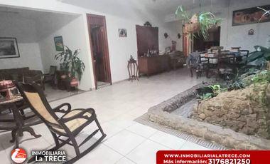 Se vende casa amplia,  terraza con piscina pequeña, 2 locales en  Buga-valle, Barrio Santa Barbara.