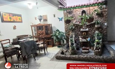 Se vende casa amplia,  terraza con piscina pequeña, 2 locales en  Buga-valle, Barrio Santa Barbara.