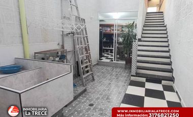 Se vende casa amplia,  terraza con piscina pequeña, 2 locales en  Buga-valle, Barrio Santa Barbara.