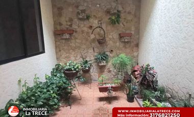 Se vende casa amplia,  terraza con piscina pequeña, 2 locales en  Buga-valle, Barrio Santa Barbara.