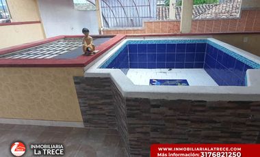 Se vende casa amplia,  terraza con piscina pequeña, 2 locales en  Buga-valle, Barrio Santa Barbara.
