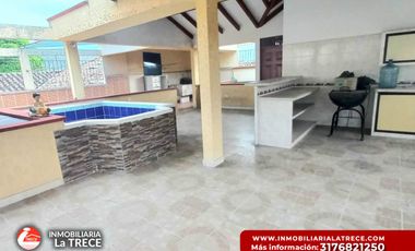 Se vende casa amplia,  terraza con piscina pequeña, 2 locales en  Buga-valle, Barrio Santa Barbara.