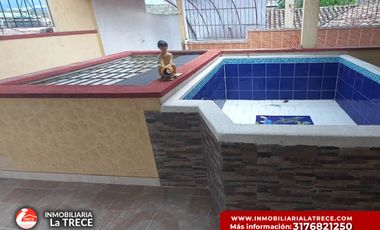 Se vende casa amplia,  terraza con piscina pequeña, 2 locales en  Buga-valle, Barrio Santa Barbara.