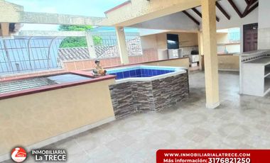 Se vende casa amplia,  terraza con piscina pequeña, 2 locales en  Buga-valle, Barrio Santa Barbara.