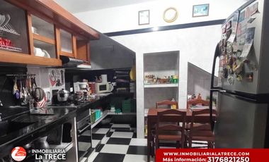 Se vende casa amplia,  terraza con piscina pequeña, 2 locales en  Buga-valle, Barrio Santa Barbara.