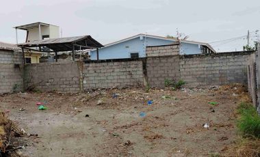 En venta solar de 450 metros cerca a la  vía de  Chulluype Santa Elena