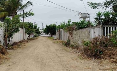 En venta solar de 450 metros cerca a la  vía de  Chulluype Santa Elena