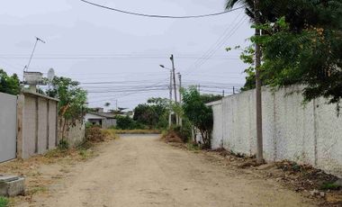 En venta solar de 450 metros cerca a la  vía de  Chulluype Santa Elena