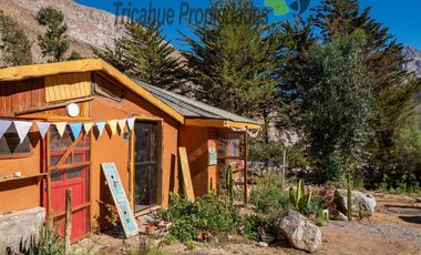 Terreno de 6.000 m2 con linda casa , cabaña y orilla de río, Cochiguaz, Valle del Elqui. $220 millones