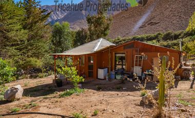 Terreno de 6.000 m2 con linda casa , cabaña y orilla de río, Cochiguaz, Valle del Elqui. $220 millones
