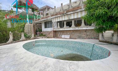 Casa en venta para remodelar. Gran oportunidad de inversión. Con terraza, alberca y vista al mar