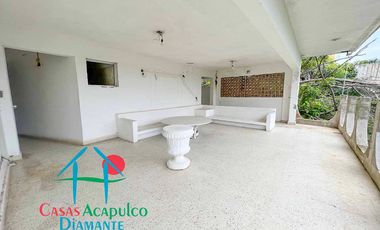 Casa en venta para remodelar. Gran oportunidad de inversión. Con terraza, alberca y vista al mar