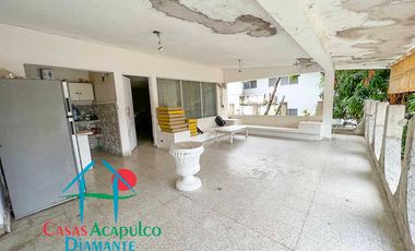 Casa en venta para remodelar. Gran oportunidad de inversión. Con terraza, alberca y vista al mar