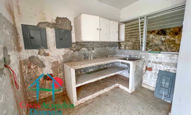 Casa en venta para remodelar. Gran oportunidad de inversión. Con terraza, alberca y vista al mar