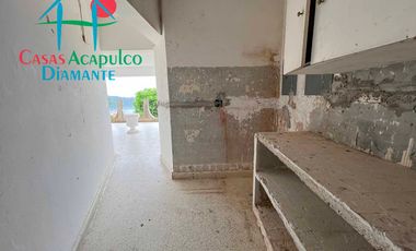 Casa en venta para remodelar. Gran oportunidad de inversión. Con terraza, alberca y vista al mar