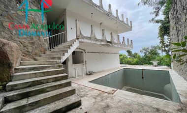Casa en venta para remodelar. Gran oportunidad de inversión. Con terraza, alberca y vista al mar