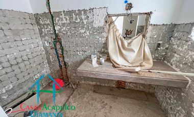 Casa en venta para remodelar. Gran oportunidad de inversión. Con terraza, alberca y vista al mar