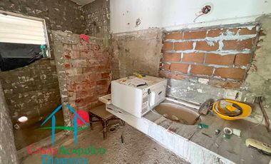 Casa en venta para remodelar. Gran oportunidad de inversión. Con terraza, alberca y vista al mar