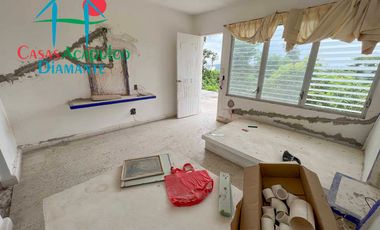 Casa en venta para remodelar. Gran oportunidad de inversión. Con terraza, alberca y vista al mar