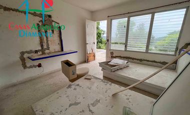 Casa en venta para remodelar. Gran oportunidad de inversión. Con terraza, alberca y vista al mar