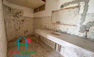 Casa en venta para remodelar. Gran oportunidad de inversión. Con terraza, alberca y vista al mar