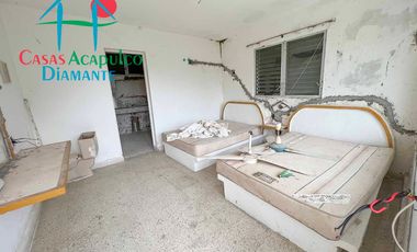 Casa en venta para remodelar. Gran oportunidad de inversión. Con terraza, alberca y vista al mar