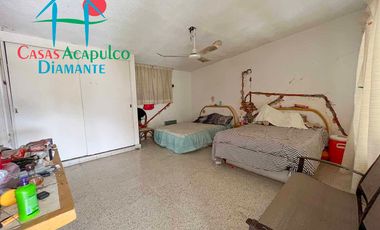 Casa en venta para remodelar. Gran oportunidad de inversión. Con terraza, alberca y vista al mar