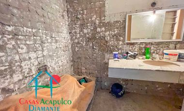 Casa en venta para remodelar. Gran oportunidad de inversión. Con terraza, alberca y vista al mar