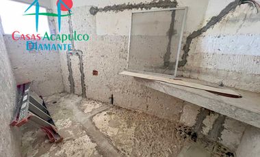 Casa en venta para remodelar. Gran oportunidad de inversión. Con terraza, alberca y vista al mar