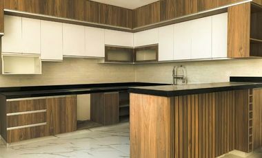 VENDO CASA DE ESTRENO DE TRES PISOS EN BOULEVARD PARK PLAZA, CASTILLA